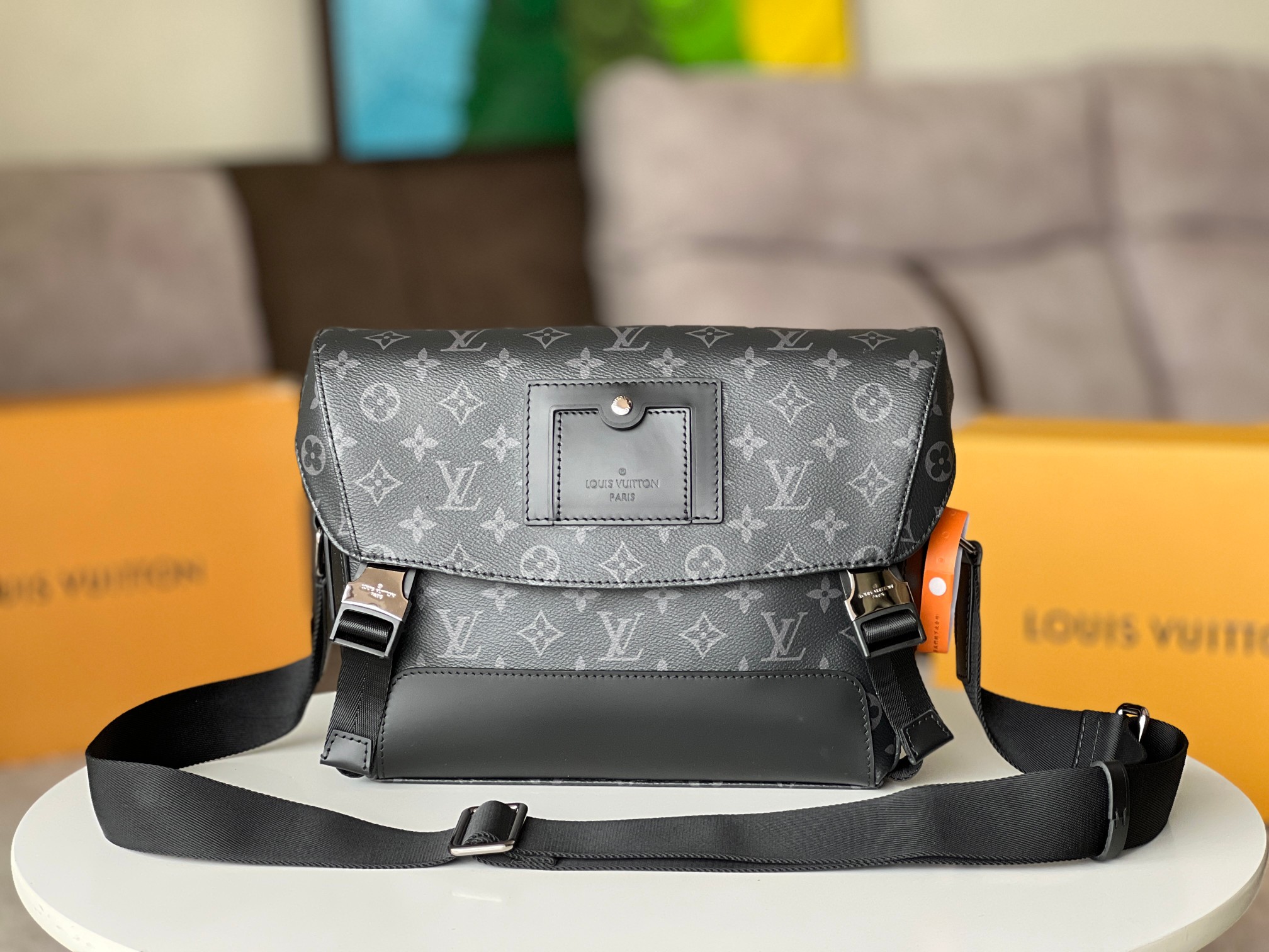 NO:200857,The original list is inspired by the classic academy style!  M40511 This Messenger MM Voyager Medium Postman Bag is made of soft Monogram Eclipse canvas!  It is very comfortable to support the double buckle design to meet the needs of urban life!  Size 32X23X9cm, LV [top original list], christian louboutin, louis vuitton19860909原单以经典学院风格为设计灵感！M40511这款Messenger MM Voyager中号邮差包采用柔软的Monogram Eclipse帆布材质！提携十分舒适双搭扣设计,满足都市生活的使用需求！尺寸32X23X9cm,LV【顶级原单】,christian louboutin,louis vuitton,Bag