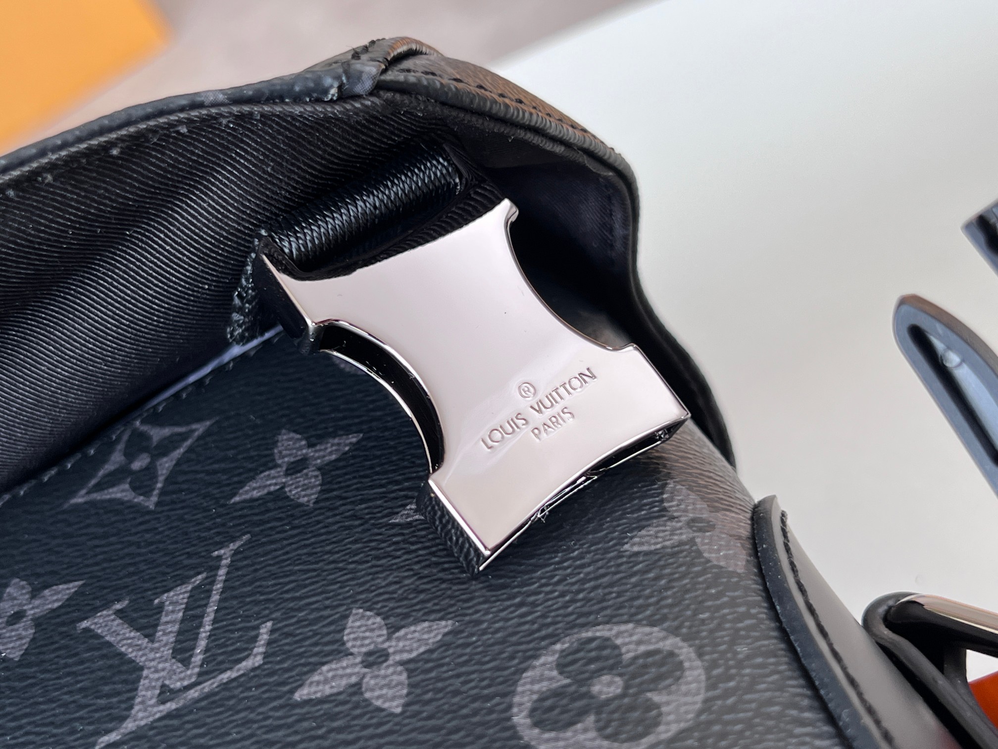 NO:205508,Design inspiration with classic academy style!  M40511 Messenger MM Voyager Medium Postman Bag More details..., LV [top original list], louis vuitton19860909以经典学院风格为设计灵感！M40511这款Messenger MM Voyager中号邮差包更多细节……,LV【顶级原单】,louis vuitton,Bag