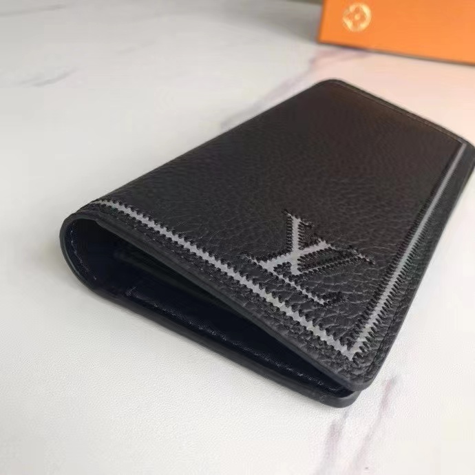 Leather bifold wallet stitching details