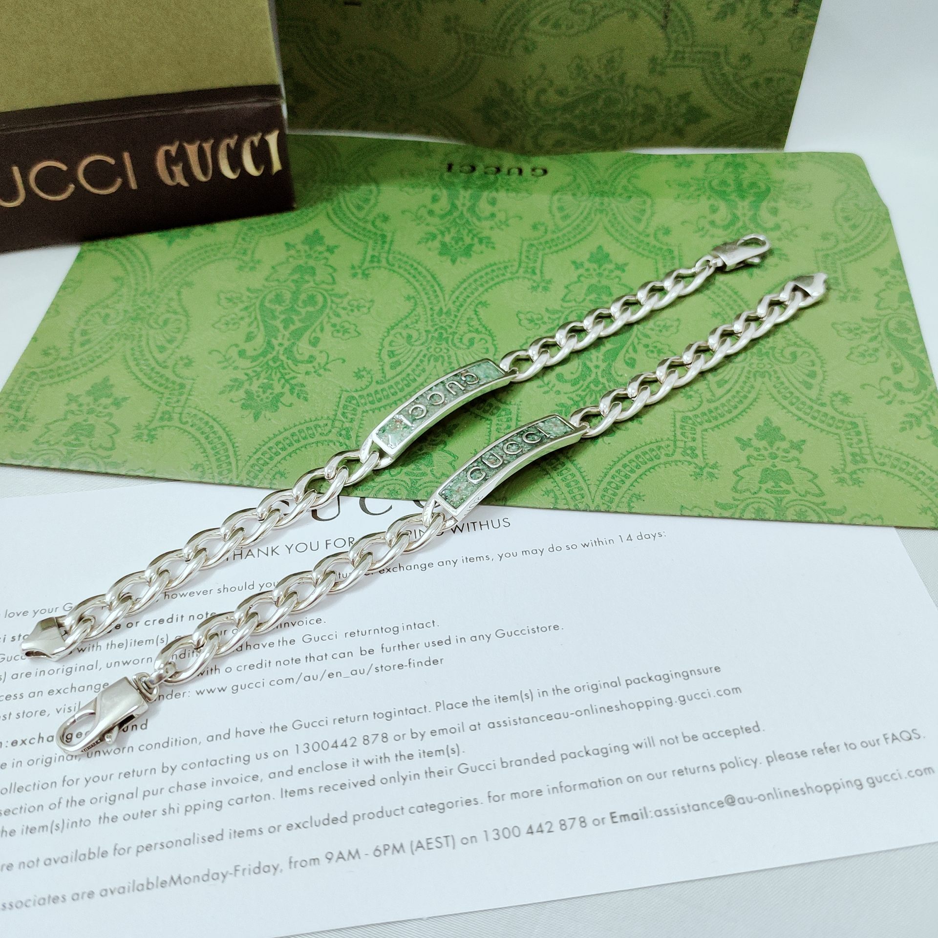 NO:110534,This bracelet is ingeniously integrated with the GUcci logo and light green gray enamel coating details. The light bright tones are contrasted with the atmospheric and rough horse tie chains, revealing an elegant atmosphere in a modern sense. Size: 18.20.22, jewelry fine products, gucci, bracelet19860909这款手链匠心融入GUcci标识和浅绿灰色珐琅涂层细节 浅色明快的色调与大气粗犷马衔索链交相映衬 于现代成感中流露出优雅气息 尺寸:18.20.22,饰品精品,gucci,bracelet,Jewelry