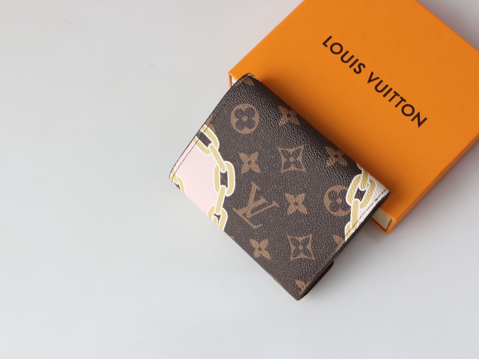 Leather short wallet in hand