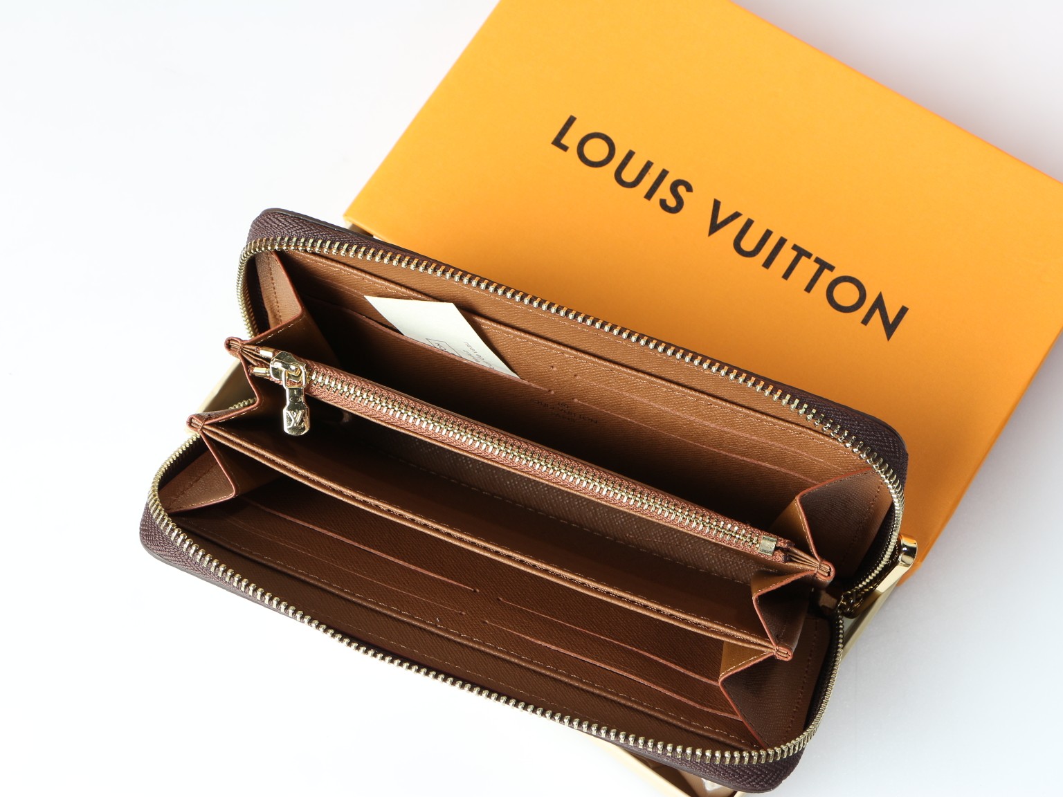 Showing the RFID blocking technology of the wallet.