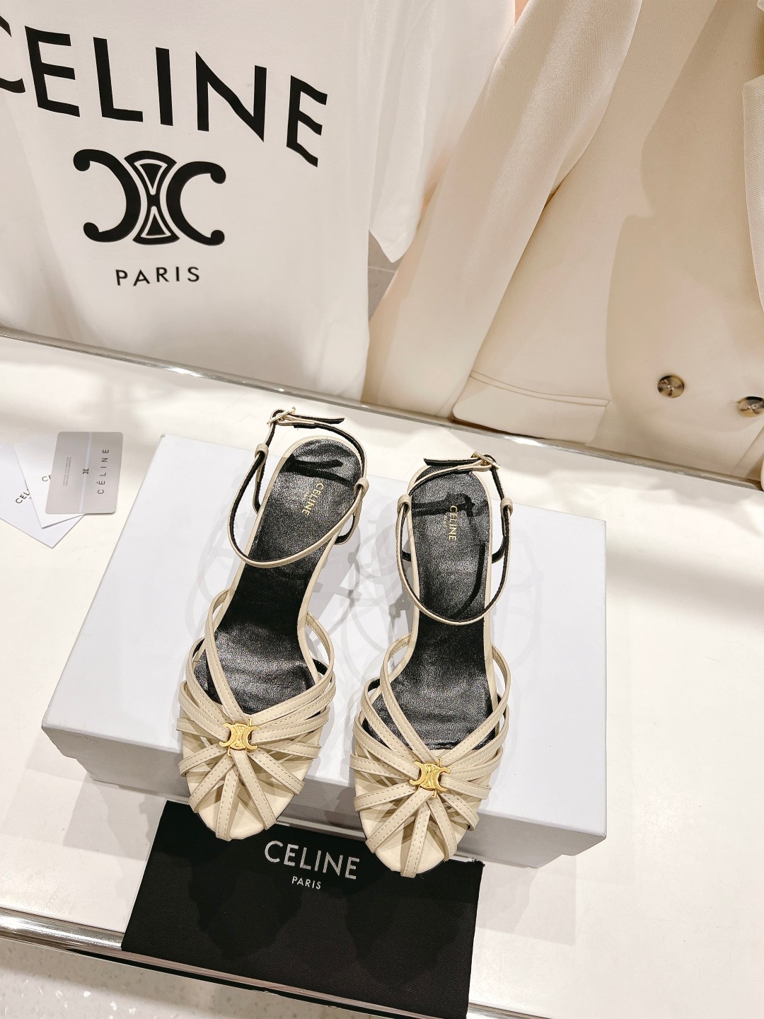  高版本出厂
  Celine～赛琳2025 vs夏季最新爆款复古凉鞋 夏季搭配佳品，简直绝绝子了‼️复