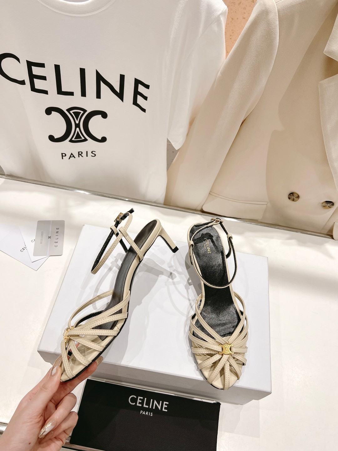  高版本出厂
  Celine～赛琳2025 vs夏季最新爆款复古凉鞋 夏季搭配佳品，简直绝绝子了‼️复