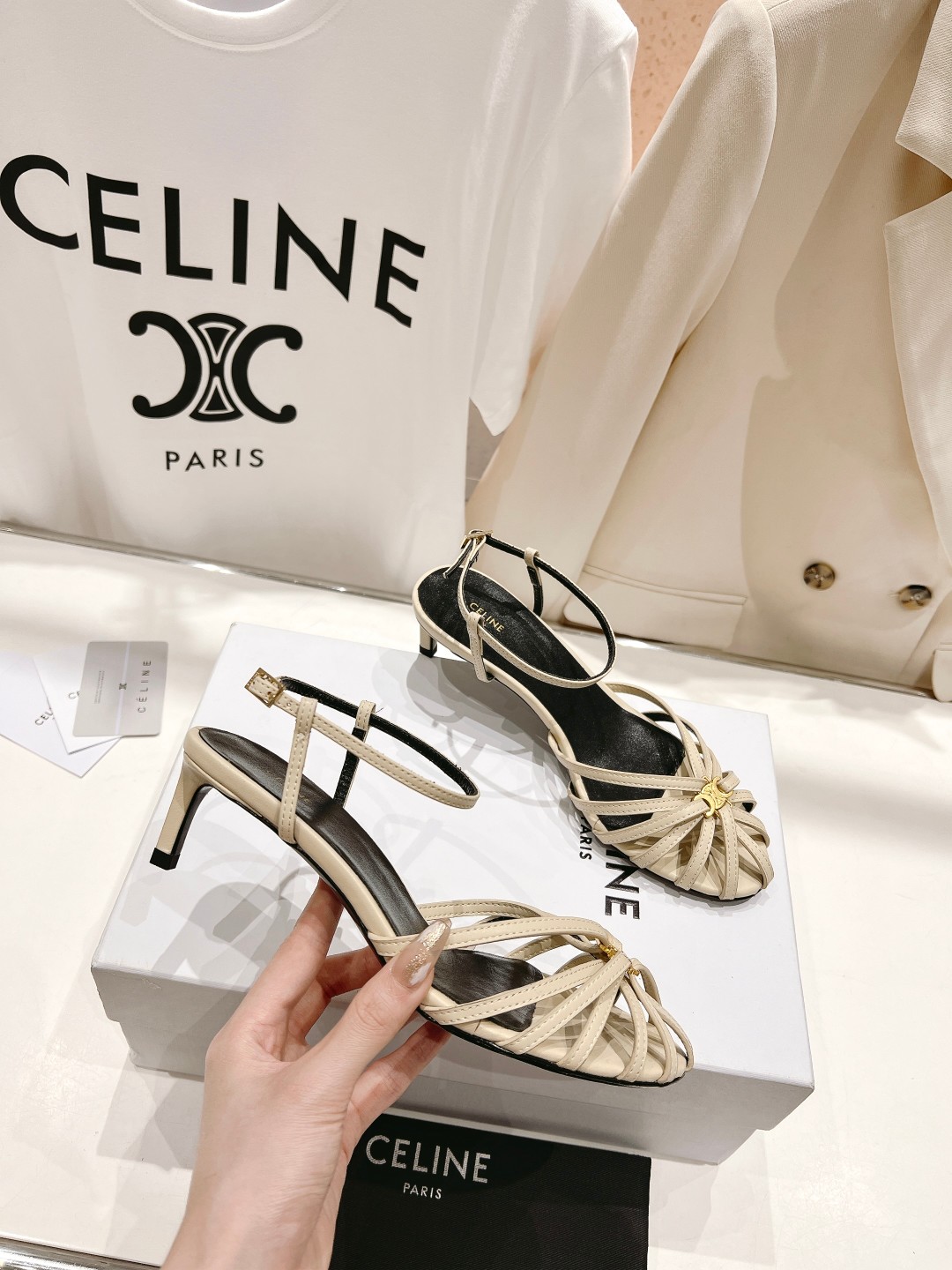  高版本出厂
  Celine～赛琳2025 vs夏季最新爆款复古凉鞋 夏季搭配佳品，简直绝绝子了‼️复