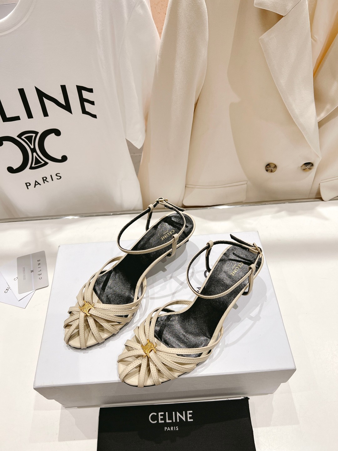  高版本出厂
  Celine～赛琳2025 vs夏季最新爆款复古凉鞋 夏季搭配佳品，简直绝绝子了‼️复