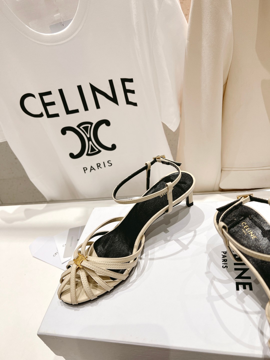  高版本出厂
  Celine～赛琳2025 vs夏季最新爆款复古凉鞋 夏季搭配佳品，简直绝绝子了‼️复