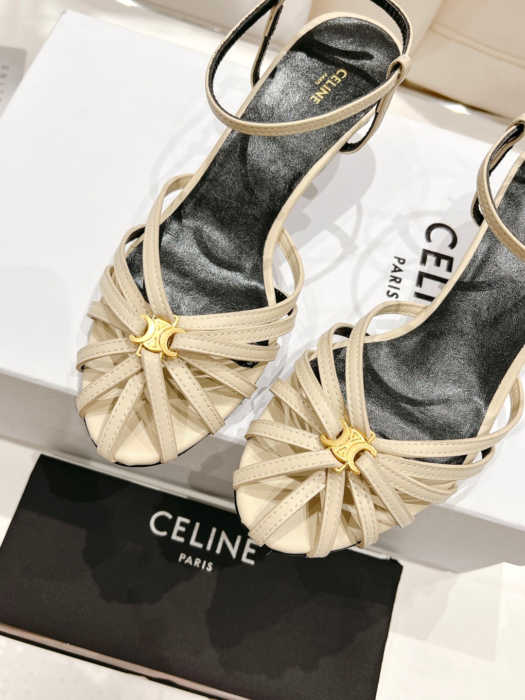  高版本出厂
  Celine～赛琳2025 vs夏季最新爆款复古凉鞋 夏季搭配佳品，简直绝绝子了‼️复