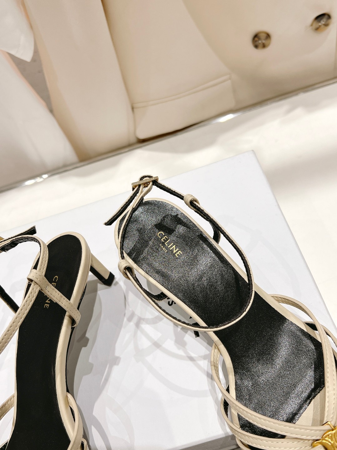  高版本出厂
  Celine～赛琳2025 vs夏季最新爆款复古凉鞋 夏季搭配佳品，简直绝绝子了‼️复