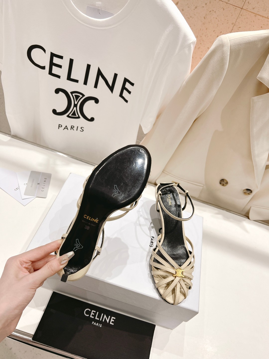  高版本出厂
  Celine～赛琳2025 vs夏季最新爆款复古凉鞋 夏季搭配佳品，简直绝绝子了‼️复