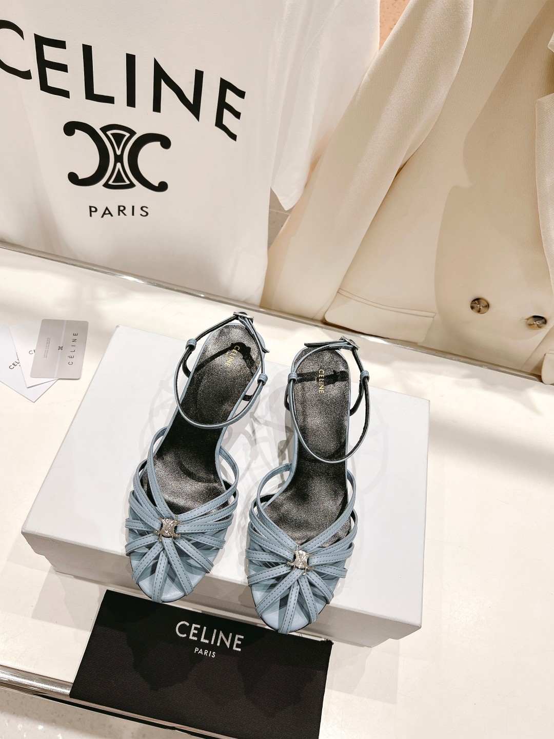  高版本出厂
  Celine～赛琳2025 vs夏季最新爆款复古凉鞋 夏季搭配佳品，简直绝绝子了‼️复