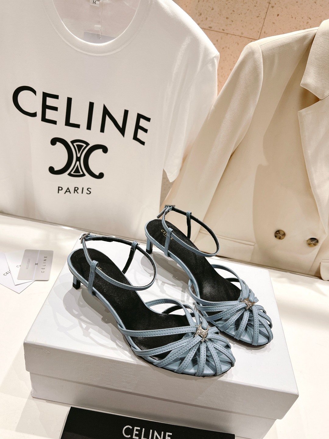  高版本出厂
  Celine～赛琳2025 vs夏季最新爆款复古凉鞋 夏季搭配佳品，简直绝绝子了‼️复