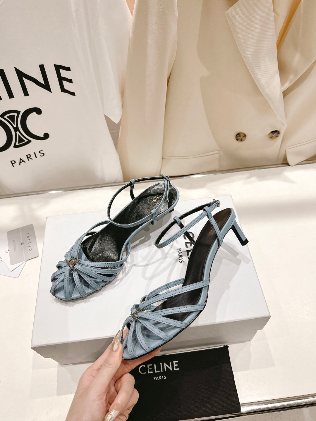  高版本出厂
  Celine～赛琳2025 vs夏季最新爆款复古凉鞋 夏季搭配佳品，简直绝绝子了‼️复