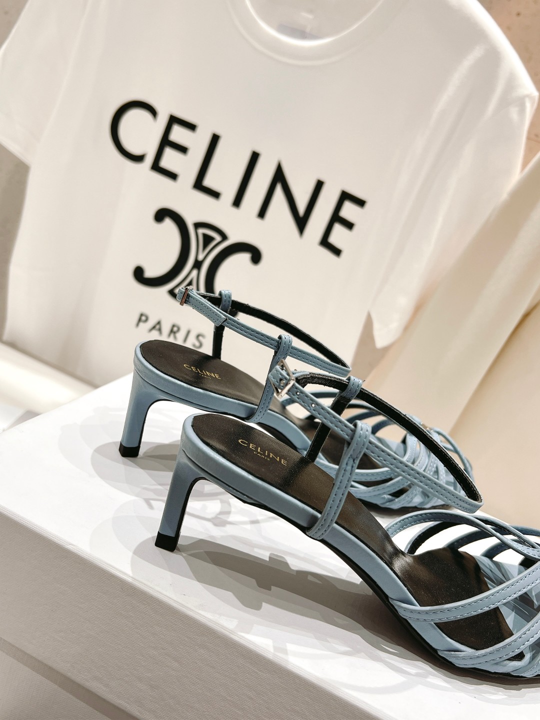  高版本出厂
  Celine～赛琳2025 vs夏季最新爆款复古凉鞋 夏季搭配佳品，简直绝绝子了‼️复