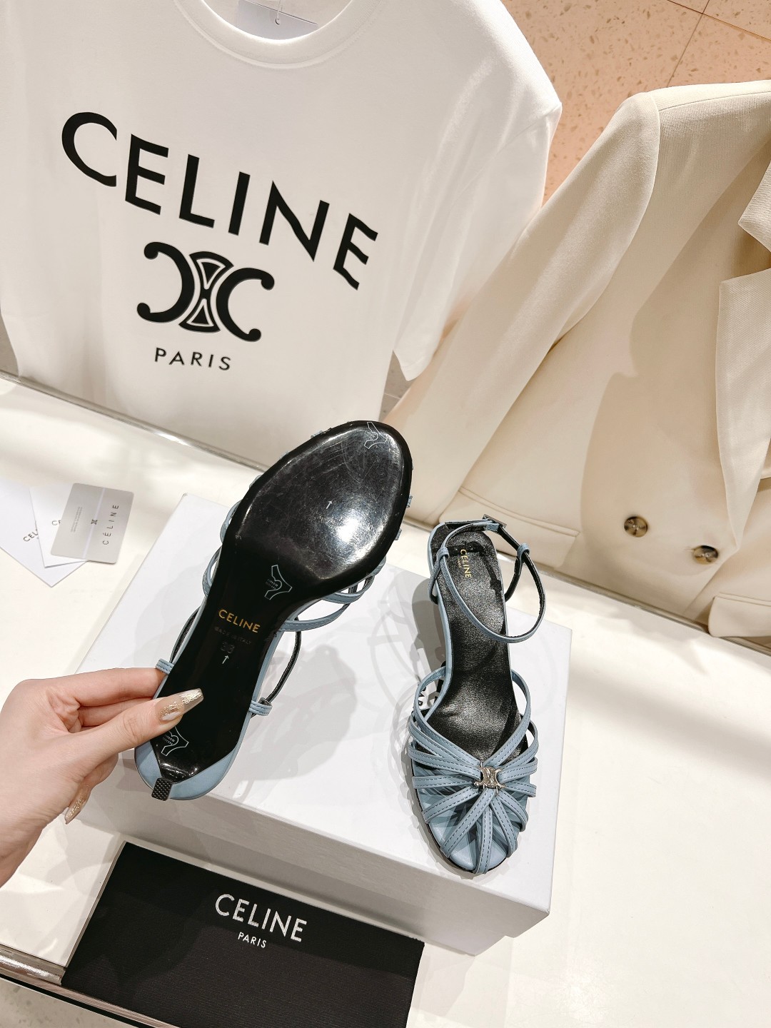  高版本出厂
  Celine～赛琳2025 vs夏季最新爆款复古凉鞋 夏季搭配佳品，简直绝绝子了‼️复