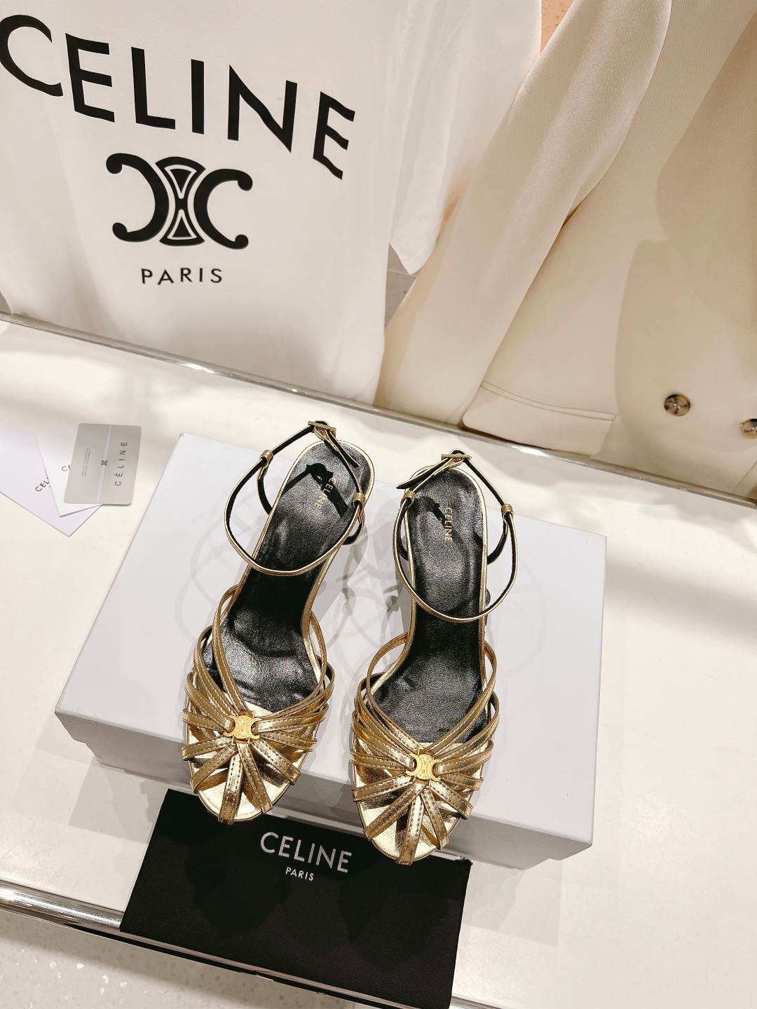  高版本出厂
  Celine～赛琳2025 vs夏季最新爆款复古凉鞋 夏季搭配佳品，简直绝绝子了‼️复