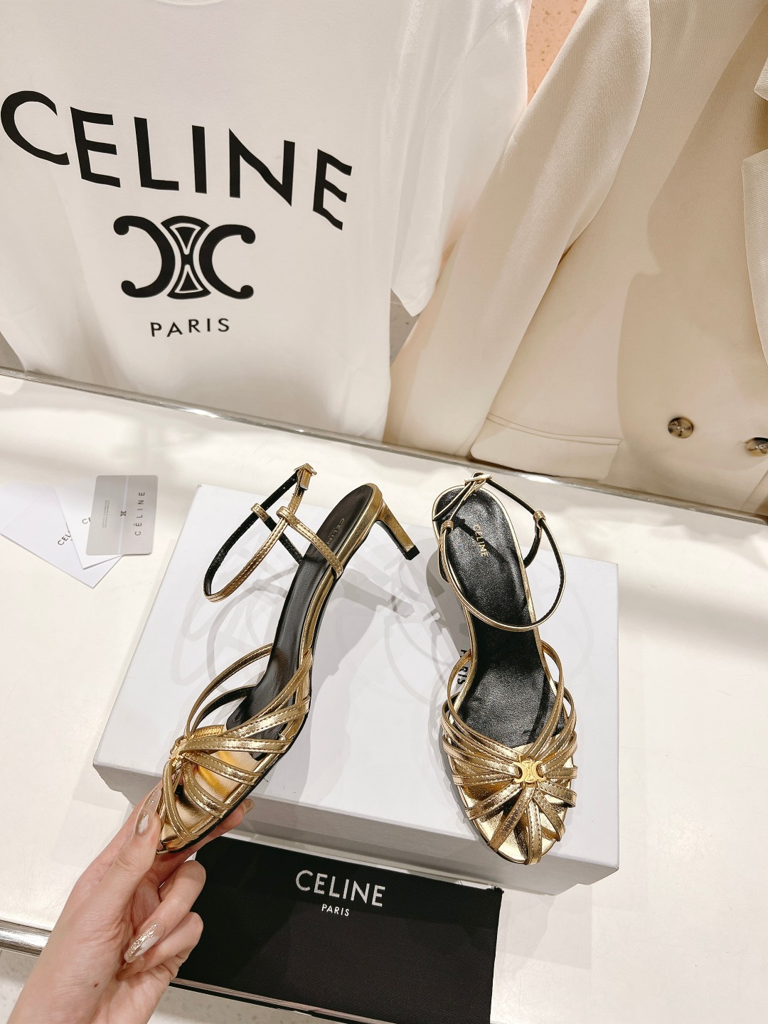  高版本出厂
  Celine～赛琳2025 vs夏季最新爆款复古凉鞋 夏季搭配佳品，简直绝绝子了‼️复