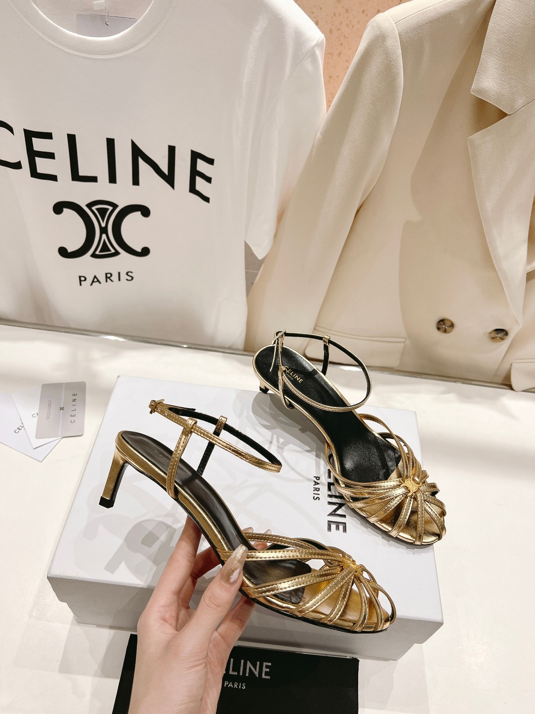  高版本出厂
  Celine～赛琳2025 vs夏季最新爆款复古凉鞋 夏季搭配佳品，简直绝绝子了‼️复