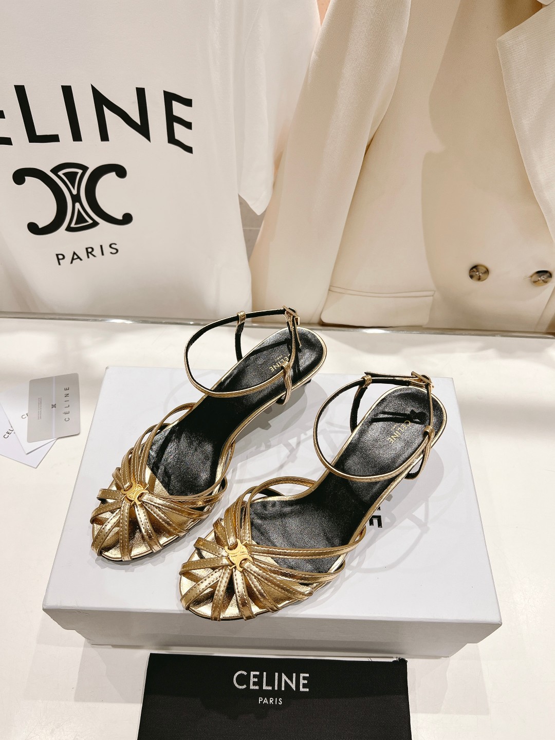  高版本出厂
  Celine～赛琳2025 vs夏季最新爆款复古凉鞋 夏季搭配佳品，简直绝绝子了‼️复