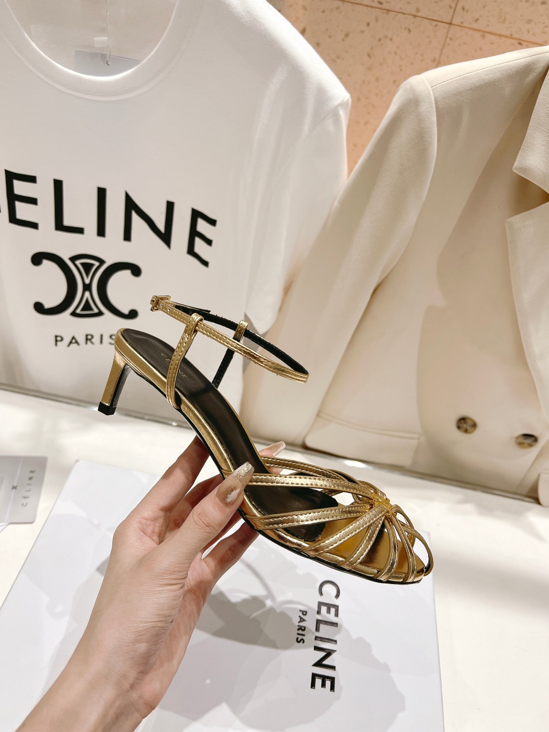  高版本出厂
  Celine～赛琳2025 vs夏季最新爆款复古凉鞋 夏季搭配佳品，简直绝绝子了‼️复