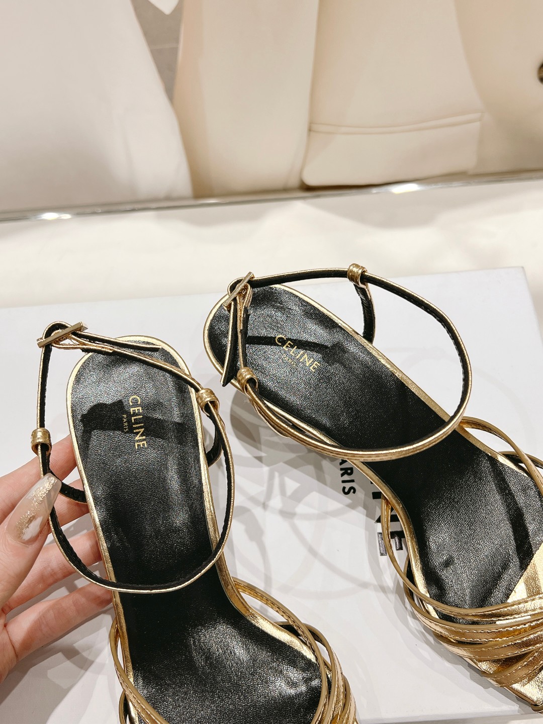  高版本出厂
  Celine～赛琳2025 vs夏季最新爆款复古凉鞋 夏季搭配佳品，简直绝绝子了‼️复