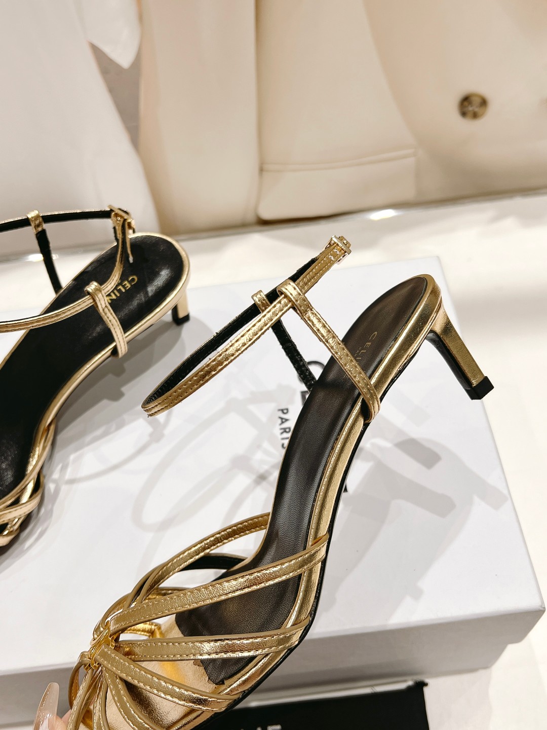  高版本出厂
  Celine～赛琳2025 vs夏季最新爆款复古凉鞋 夏季搭配佳品，简直绝绝子了‼️复