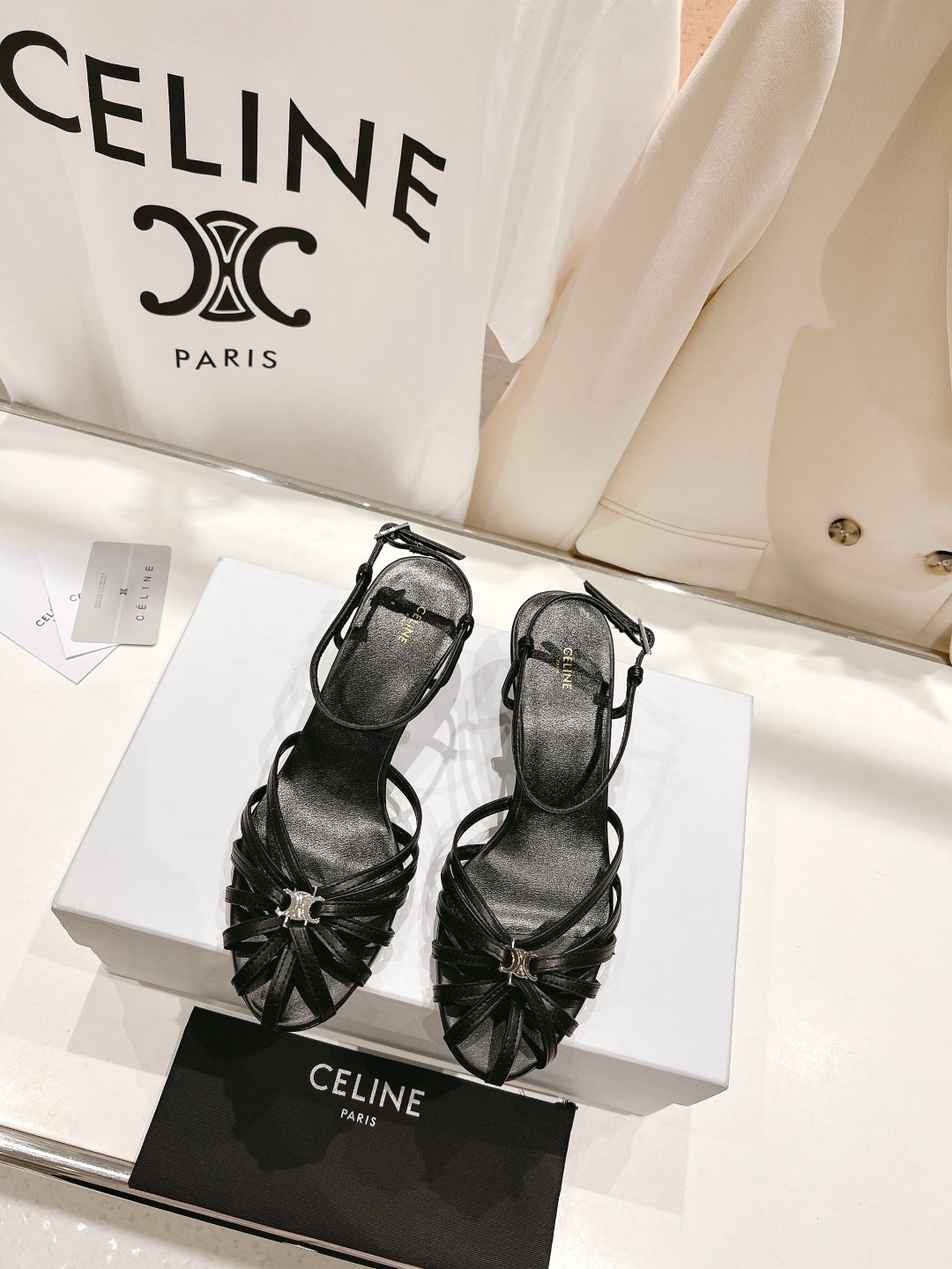  高版本出厂
  Celine～赛琳2025vs夏季最新爆款复古凉鞋 夏季搭配佳品，简直绝绝子了‼️复古