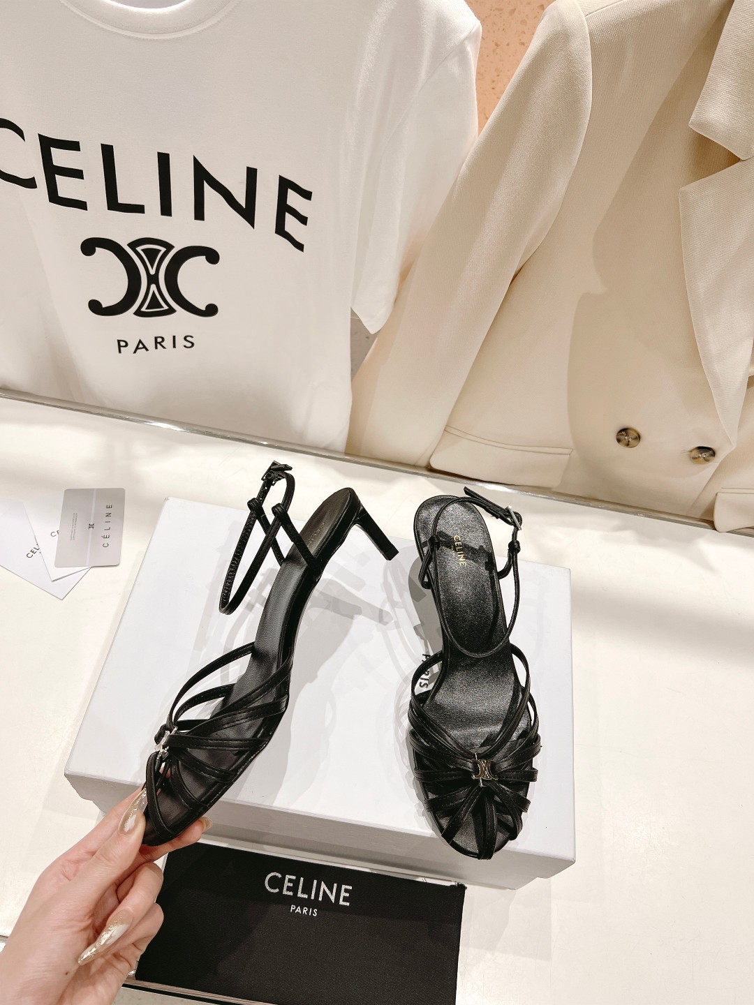  高版本出厂
  Celine～赛琳2025vs夏季最新爆款复古凉鞋 夏季搭配佳品，简直绝绝子了‼️复古