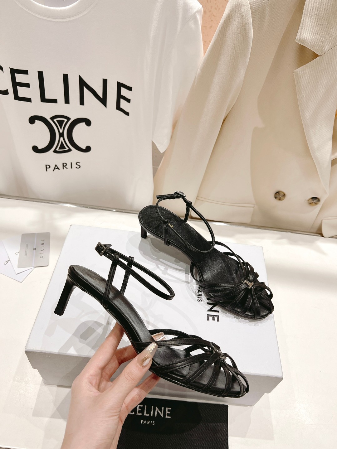  高版本出厂
  Celine～赛琳2025vs夏季最新爆款复古凉鞋 夏季搭配佳品，简直绝绝子了‼️复古
