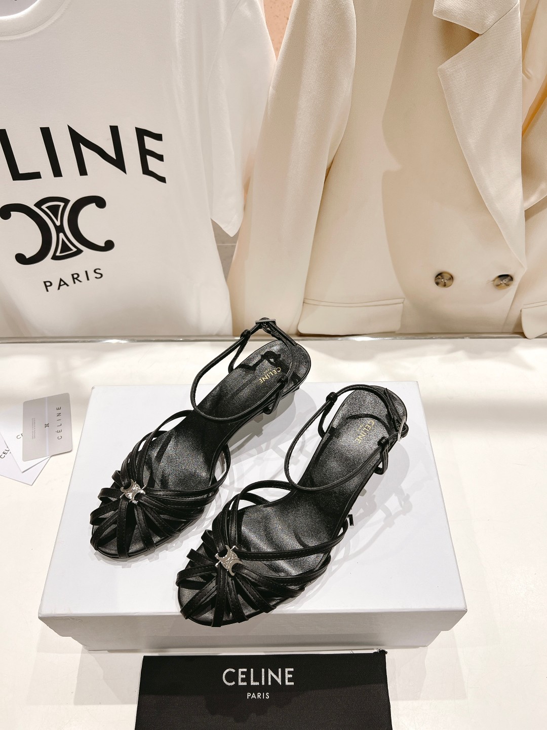  高版本出厂
  Celine～赛琳2025vs夏季最新爆款复古凉鞋 夏季搭配佳品，简直绝绝子了‼️复古