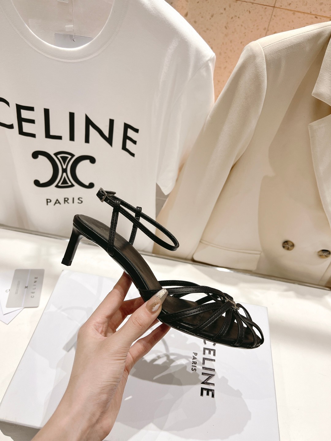  高版本出厂
  Celine～赛琳2025vs夏季最新爆款复古凉鞋 夏季搭配佳品，简直绝绝子了‼️复古