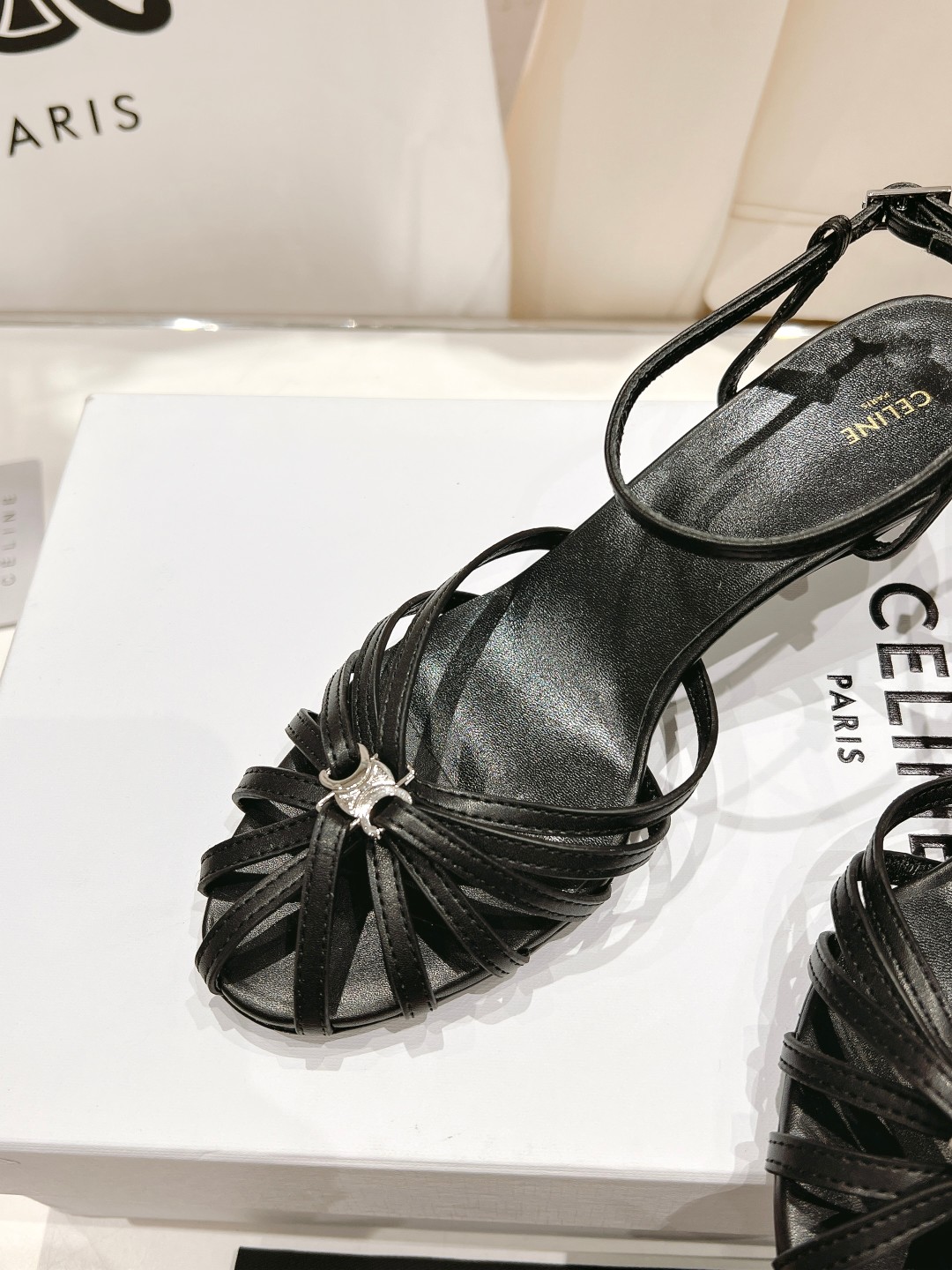  高版本出厂
  Celine～赛琳2025vs夏季最新爆款复古凉鞋 夏季搭配佳品，简直绝绝子了‼️复古