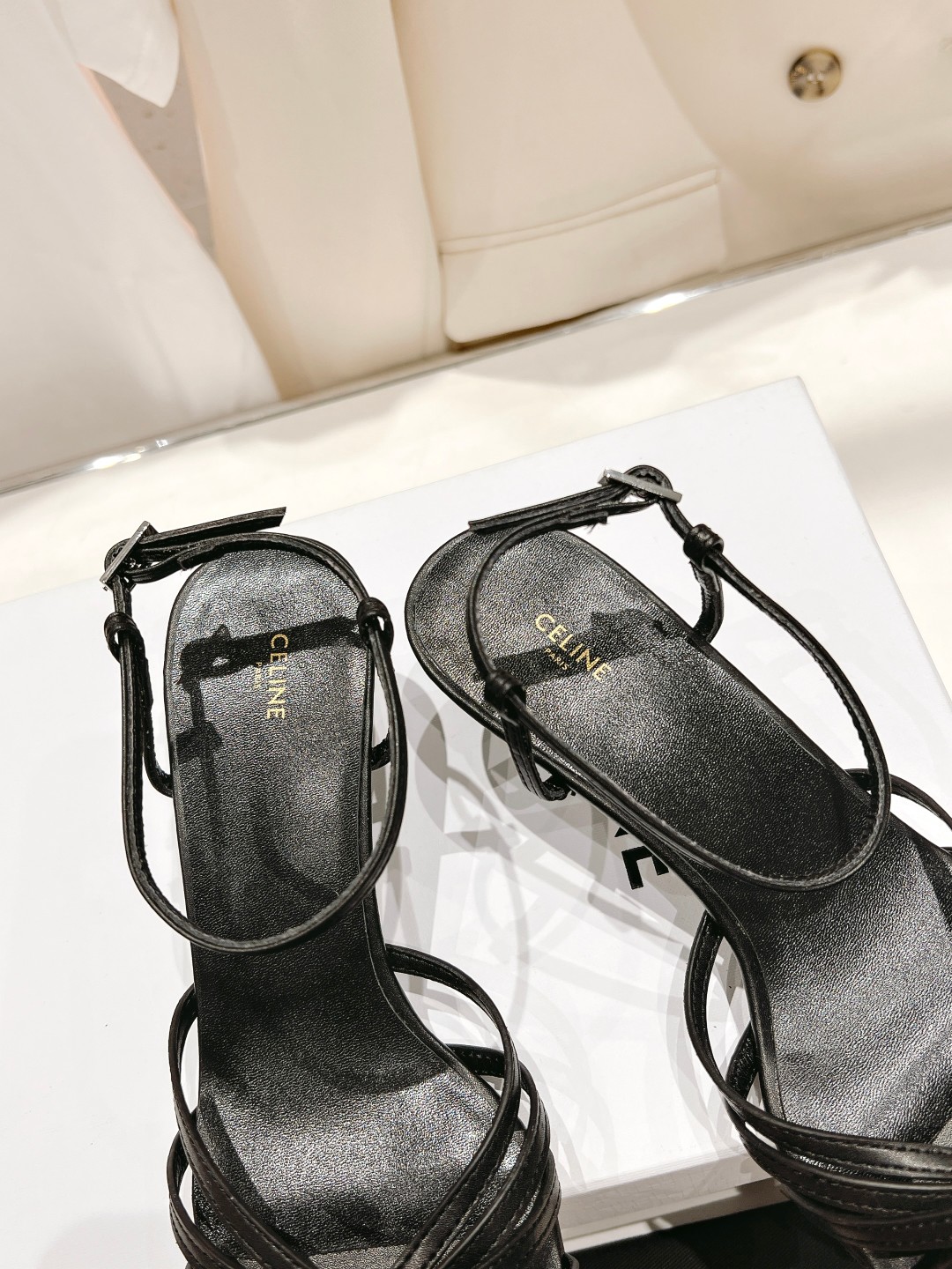  高版本出厂
  Celine～赛琳2025vs夏季最新爆款复古凉鞋 夏季搭配佳品，简直绝绝子了‼️复古
