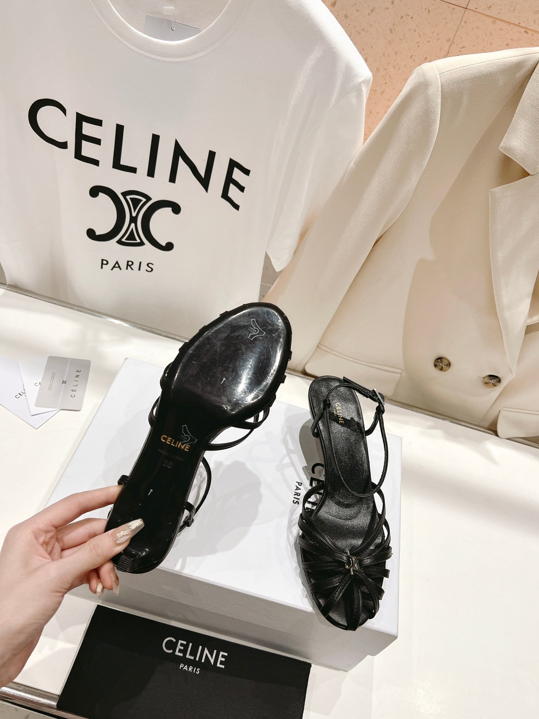  高版本出厂
  Celine～赛琳2025vs夏季最新爆款复古凉鞋 夏季搭配佳品，简直绝绝子了‼️复古