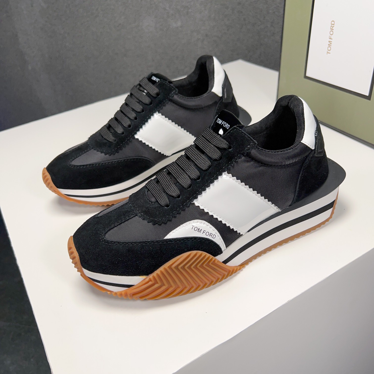 Classic Tomford zapatos de los hombres Eco Sneaker - Top de la línea es ahora nuevo y listo para la 