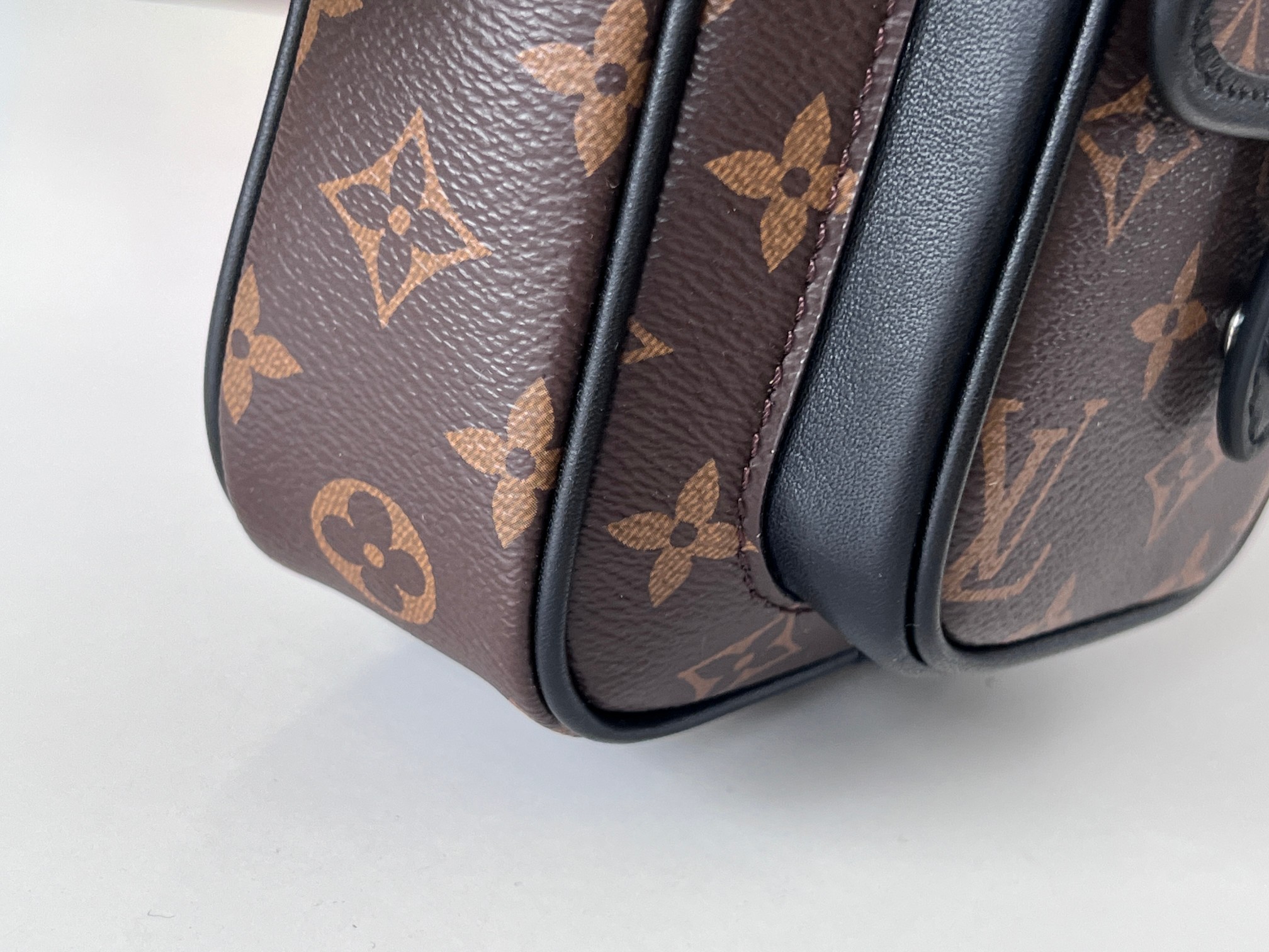 NO:200885,Original Christoher Mini Handbag More details...Model: M69404, LV [top original list], louis vuitton19860909原单Christoher 迷你手袋更多细节…型號:M69404,LV【顶级原单】,louis vuitton,Bag