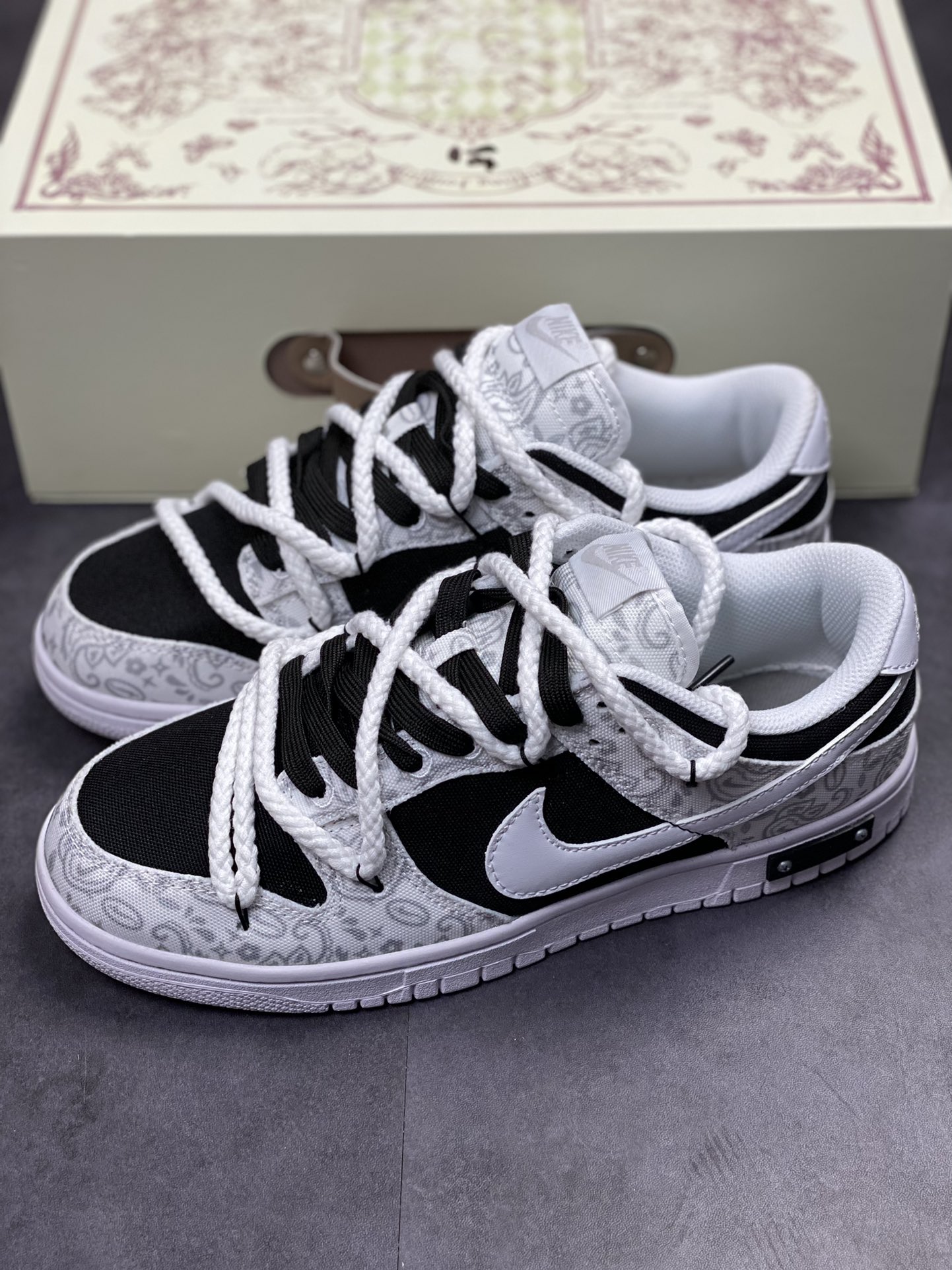 200 NIKE SB Dunk Low ESS 反转腰果花 黑白灰 DJ9955-100