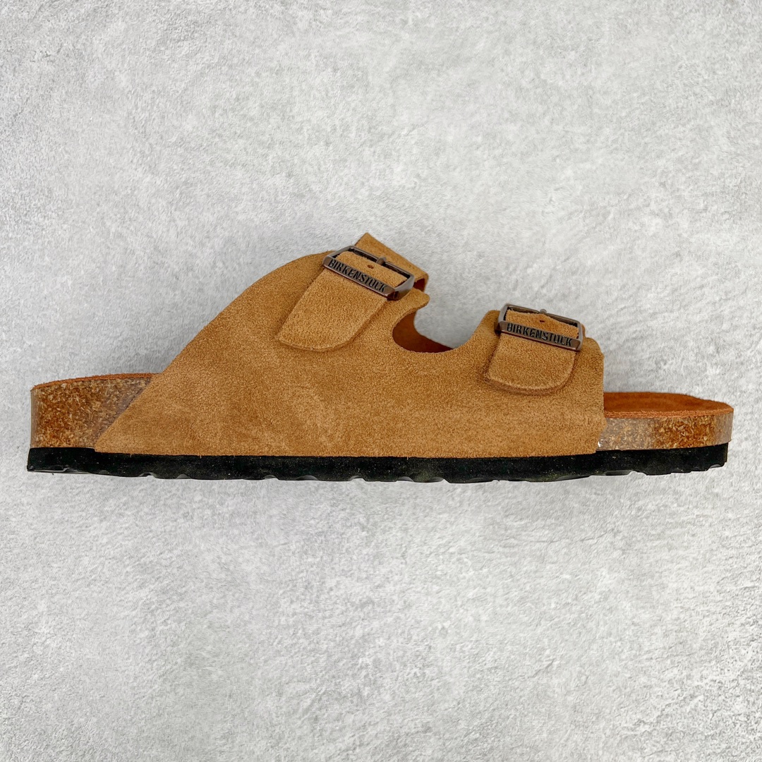 零售💰230 ＃DC Birkenstock Arizona 系列勃肯皮革绒面双扣时尚凉拖鞋 牛皮绒面革质地柔软 搭配可调节鞋扣提升穿着舒适度 人体工学设计分散脚部压力 保护脚踝 软木乳胶鞋床具有一定的收缩性 长时间穿着后能贴合脚型 EVA鞋底回弹性和抗张性力高 具有良好的防震、缓冲性  四季皆宜 柔软的鞋床采用额外的泡沫缓冲层 提供额外的舒适感和全天支撑 全网独家首发 源于德国的严谨工艺  牛巴戎面 中层松木 EVA 三层组合大底 优质牛皮面料五金扣 出口订单 尺码：35-44 编码：by2936030-运动鞋