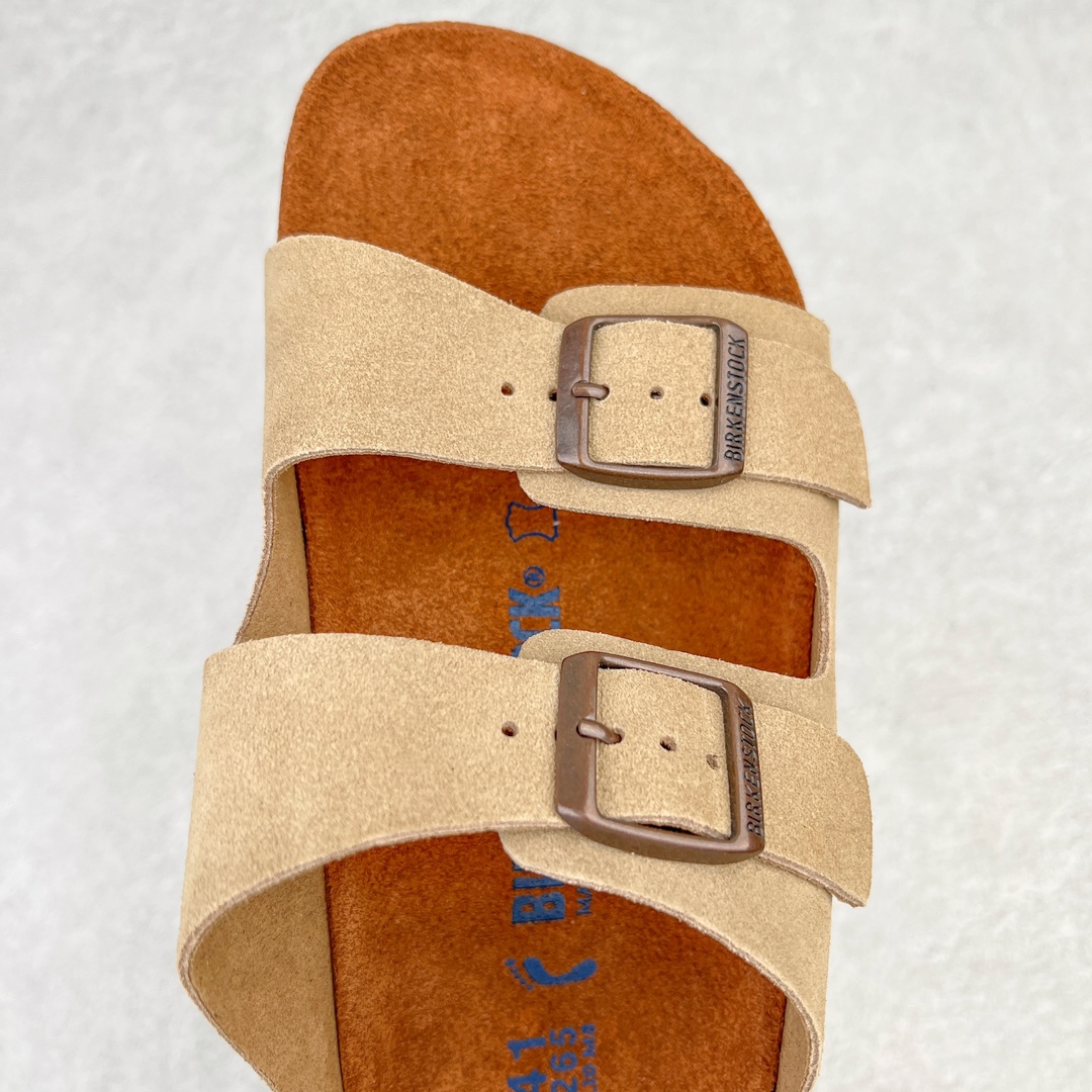 图片[4]-零售💰230 ＃DC Birkenstock Arizona 系列勃肯皮革绒面双扣时尚凉拖鞋 牛皮绒面革质地柔软 搭配可调节鞋扣提升穿着舒适度 人体工学设计分散脚部压力 保护脚踝 软木乳胶鞋床具有一定的收缩性 长时间穿着后能贴合脚型 EVA鞋底回弹性和抗张性力高 具有良好的防震、缓冲性  四季皆宜 柔软的鞋床采用额外的泡沫缓冲层 提供额外的舒适感和全天支撑 全网独家首发 源于德国的严谨工艺  牛巴戎面 中层松木 EVA 三层组合大底 优质牛皮面料五金扣 出口订单 尺码：35-44 编码：by2936030-运动鞋