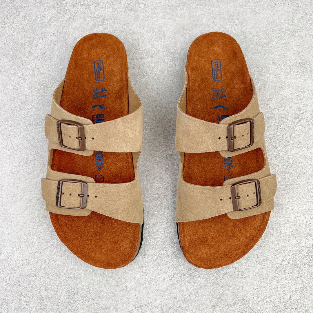 图片[2]-零售💰230 ＃DC Birkenstock Arizona 系列勃肯皮革绒面双扣时尚凉拖鞋 牛皮绒面革质地柔软 搭配可调节鞋扣提升穿着舒适度 人体工学设计分散脚部压力 保护脚踝 软木乳胶鞋床具有一定的收缩性 长时间穿着后能贴合脚型 EVA鞋底回弹性和抗张性力高 具有良好的防震、缓冲性  四季皆宜 柔软的鞋床采用额外的泡沫缓冲层 提供额外的舒适感和全天支撑 全网独家首发 源于德国的严谨工艺  牛巴戎面 中层松木 EVA 三层组合大底 优质牛皮面料五金扣 出口订单 尺码：35-44 编码：by2936030-运动鞋