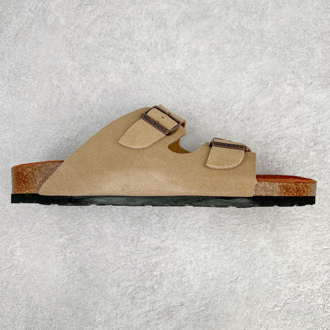 零售💰230 ＃DC Birkenstock Arizona 系列勃肯皮革绒面双扣时尚凉拖鞋 牛皮绒面革质地柔软 搭配可调节鞋扣提升穿着舒适度 人体工学设计分散脚部压力 保护脚踝 软木乳胶鞋床具有一定的收缩性 长时间穿着后能贴合脚型 EVA鞋底回弹性和抗张性力高 具有良好的防震、缓冲性  四季皆宜 柔软的鞋床采用额外的泡沫缓冲层 提供额外的舒适感和全天支撑 全网独家首发 源于德国的严谨工艺  牛巴戎面 中层松木 EVA 三层组合大底 优质牛皮面料五金扣 出口订单 尺码：35-44 编码：by2936030-运动鞋