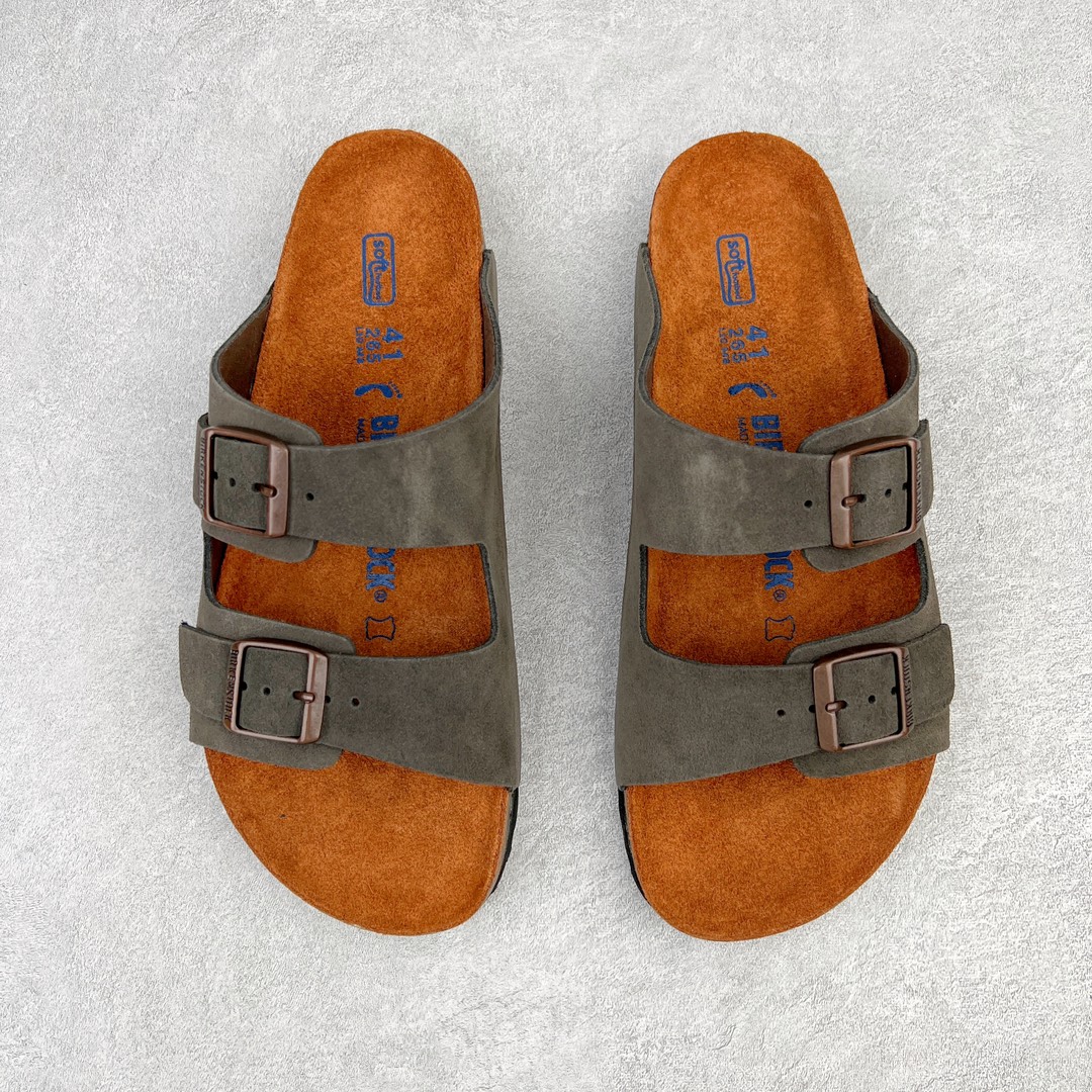 图片[2]-零售💰230 ＃DC Birkenstock Arizona 系列勃肯皮革绒面双扣时尚凉拖鞋 牛皮绒面革质地柔软 搭配可调节鞋扣提升穿着舒适度 人体工学设计分散脚部压力 保护脚踝 软木乳胶鞋床具有一定的收缩性 长时间穿着后能贴合脚型 EVA鞋底回弹性和抗张性力高 具有良好的防震、缓冲性  四季皆宜 柔软的鞋床采用额外的泡沫缓冲层 提供额外的舒适感和全天支撑 全网独家首发 源于德国的严谨工艺  牛巴戎面 中层松木 EVA 三层组合大底 优质牛皮面料五金扣 出口订单 尺码：35-44 编码：by2936030-运动鞋