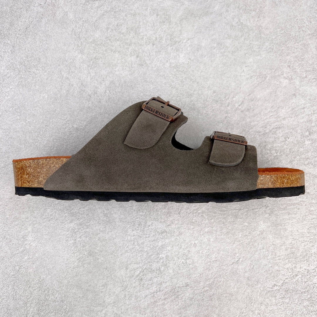 零售💰230 ＃DC Birkenstock Arizona 系列勃肯皮革绒面双扣时尚凉拖鞋 牛皮绒面革质地柔软 搭配可调节鞋扣提升穿着舒适度 人体工学设计分散脚部压力 保护脚踝 软木乳胶鞋床具有一定的收缩性 长时间穿着后能贴合脚型 EVA鞋底回弹性和抗张性力高 具有良好的防震、缓冲性  四季皆宜 柔软的鞋床采用额外的泡沫缓冲层 提供额外的舒适感和全天支撑 全网独家首发 源于德国的严谨工艺  牛巴戎面 中层松木 EVA 三层组合大底 优质牛皮面料五金扣 出口订单 尺码：35-44 编码：by2936030-运动鞋