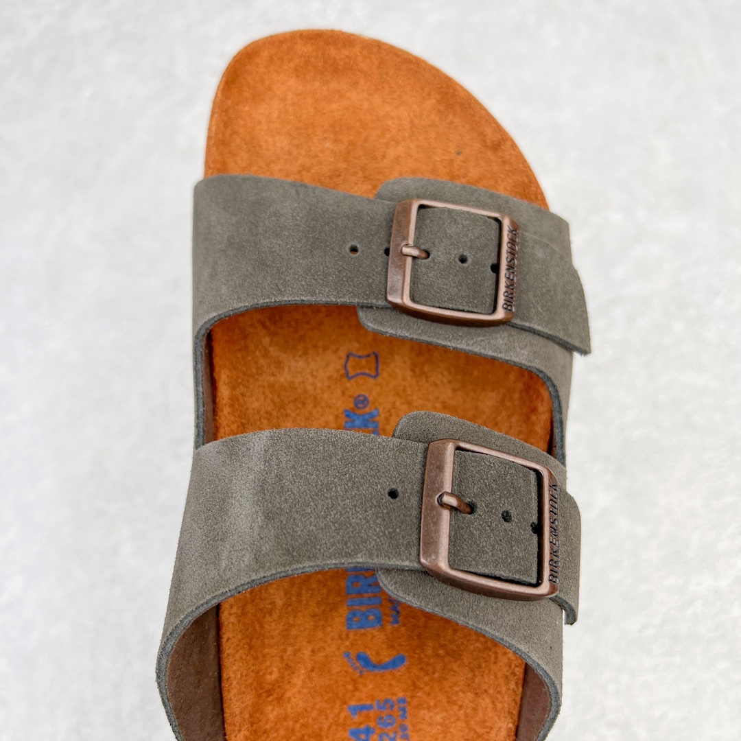 图片[4]-零售💰230 ＃DC Birkenstock Arizona 系列勃肯皮革绒面双扣时尚凉拖鞋 牛皮绒面革质地柔软 搭配可调节鞋扣提升穿着舒适度 人体工学设计分散脚部压力 保护脚踝 软木乳胶鞋床具有一定的收缩性 长时间穿着后能贴合脚型 EVA鞋底回弹性和抗张性力高 具有良好的防震、缓冲性  四季皆宜 柔软的鞋床采用额外的泡沫缓冲层 提供额外的舒适感和全天支撑 全网独家首发 源于德国的严谨工艺  牛巴戎面 中层松木 EVA 三层组合大底 优质牛皮面料五金扣 出口订单 尺码：35-44 编码：by2936030-运动鞋