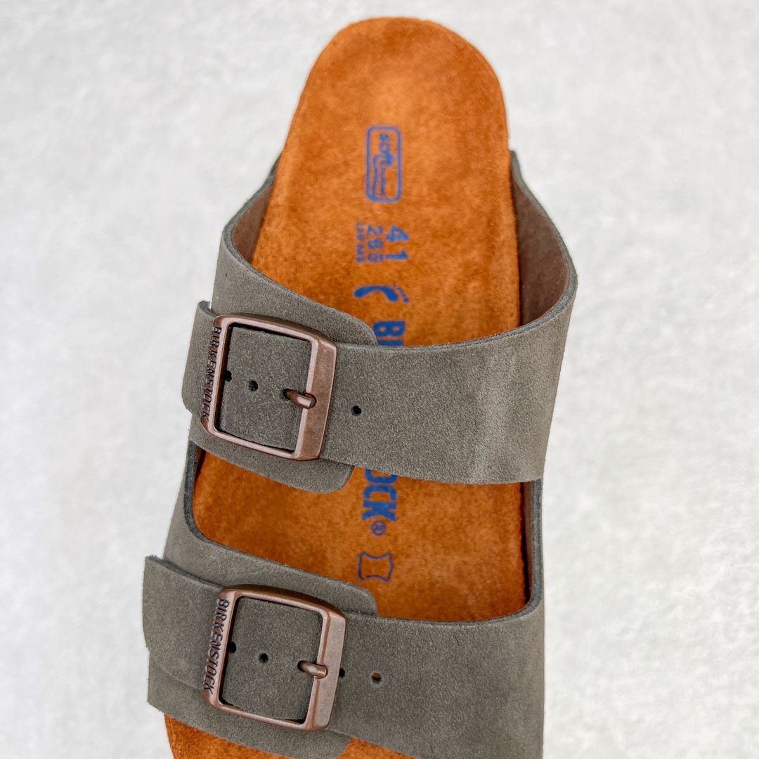 图片[5]-零售💰230 ＃DC Birkenstock Arizona 系列勃肯皮革绒面双扣时尚凉拖鞋 牛皮绒面革质地柔软 搭配可调节鞋扣提升穿着舒适度 人体工学设计分散脚部压力 保护脚踝 软木乳胶鞋床具有一定的收缩性 长时间穿着后能贴合脚型 EVA鞋底回弹性和抗张性力高 具有良好的防震、缓冲性  四季皆宜 柔软的鞋床采用额外的泡沫缓冲层 提供额外的舒适感和全天支撑 全网独家首发 源于德国的严谨工艺  牛巴戎面 中层松木 EVA 三层组合大底 优质牛皮面料五金扣 出口订单 尺码：35-44 编码：by2936030-运动鞋