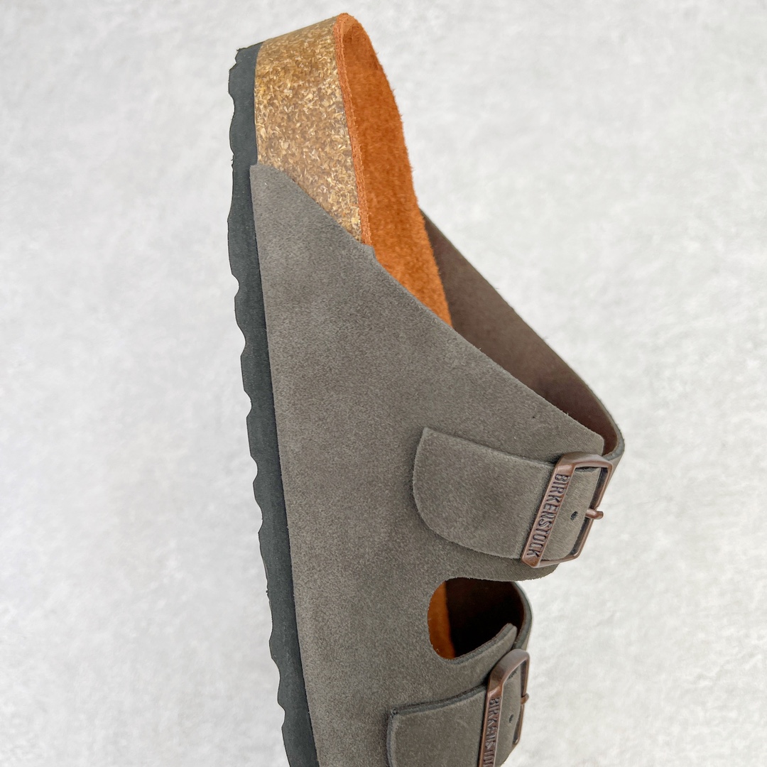 图片[6]-零售💰230 ＃DC Birkenstock Arizona 系列勃肯皮革绒面双扣时尚凉拖鞋 牛皮绒面革质地柔软 搭配可调节鞋扣提升穿着舒适度 人体工学设计分散脚部压力 保护脚踝 软木乳胶鞋床具有一定的收缩性 长时间穿着后能贴合脚型 EVA鞋底回弹性和抗张性力高 具有良好的防震、缓冲性  四季皆宜 柔软的鞋床采用额外的泡沫缓冲层 提供额外的舒适感和全天支撑 全网独家首发 源于德国的严谨工艺  牛巴戎面 中层松木 EVA 三层组合大底 优质牛皮面料五金扣 出口订单 尺码：35-44 编码：by2936030-运动鞋