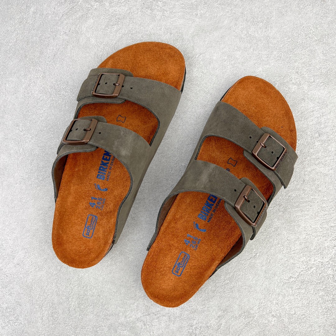 图片[3]-零售💰230 ＃DC Birkenstock Arizona 系列勃肯皮革绒面双扣时尚凉拖鞋 牛皮绒面革质地柔软 搭配可调节鞋扣提升穿着舒适度 人体工学设计分散脚部压力 保护脚踝 软木乳胶鞋床具有一定的收缩性 长时间穿着后能贴合脚型 EVA鞋底回弹性和抗张性力高 具有良好的防震、缓冲性  四季皆宜 柔软的鞋床采用额外的泡沫缓冲层 提供额外的舒适感和全天支撑 全网独家首发 源于德国的严谨工艺  牛巴戎面 中层松木 EVA 三层组合大底 优质牛皮面料五金扣 出口订单 尺码：35-44 编码：by2936030-运动鞋