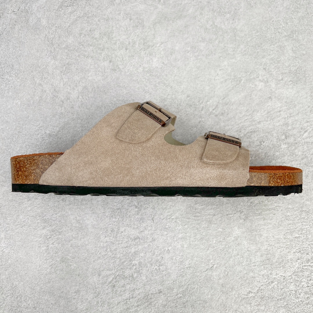 零售💰230 ＃DC Birkenstock Arizona 系列勃肯皮革绒面双扣时尚凉拖鞋 牛皮绒面革质地柔软 搭配可调节鞋扣提升穿着舒适度 人体工学设计分散脚部压力 保护脚踝 软木乳胶鞋床具有一定的收缩性 长时间穿着后能贴合脚型 EVA鞋底回弹性和抗张性力高 具有良好的防震、缓冲性  四季皆宜 柔软的鞋床采用额外的泡沫缓冲层 提供额外的舒适感和全天支撑 全网独家首发 源于德国的严谨工艺  牛巴戎面 中层松木 EVA 三层组合大底 优质牛皮面料五金扣 出口订单 尺码：35-44 编码：by2936030-运动鞋