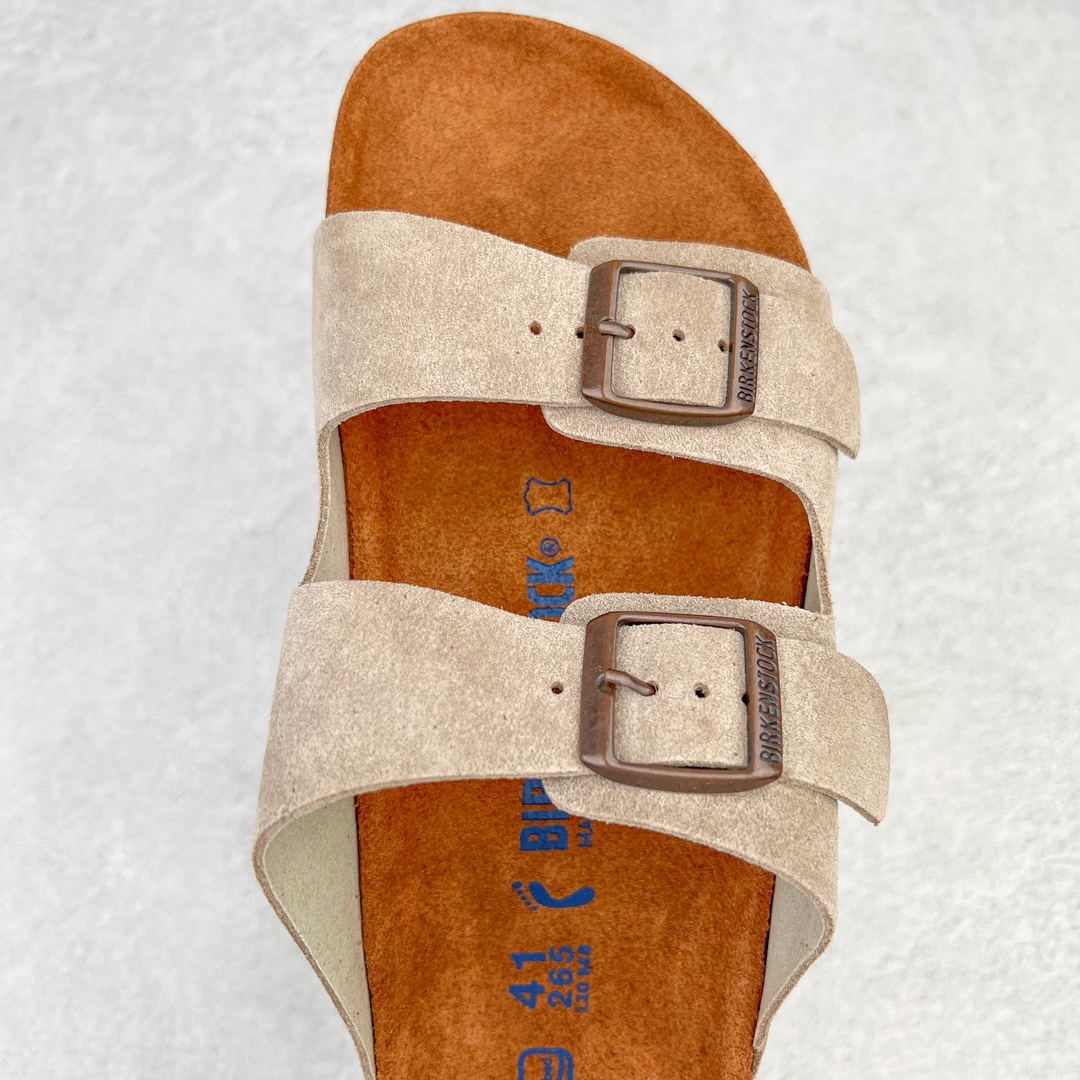 图片[4]-零售💰230 ＃DC Birkenstock Arizona 系列勃肯皮革绒面双扣时尚凉拖鞋 牛皮绒面革质地柔软 搭配可调节鞋扣提升穿着舒适度 人体工学设计分散脚部压力 保护脚踝 软木乳胶鞋床具有一定的收缩性 长时间穿着后能贴合脚型 EVA鞋底回弹性和抗张性力高 具有良好的防震、缓冲性  四季皆宜 柔软的鞋床采用额外的泡沫缓冲层 提供额外的舒适感和全天支撑 全网独家首发 源于德国的严谨工艺  牛巴戎面 中层松木 EVA 三层组合大底 优质牛皮面料五金扣 出口订单 尺码：35-44 编码：by2936030-运动鞋