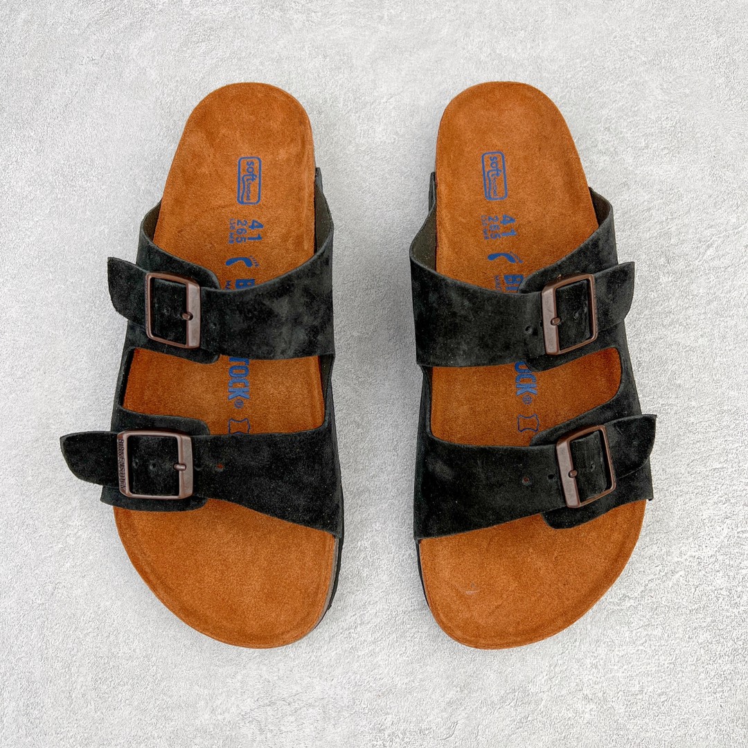 图片[2]-零售💰230 ＃DC Birkenstock Arizona 系列勃肯皮革绒面双扣时尚凉拖鞋 牛皮绒面革质地柔软 搭配可调节鞋扣提升穿着舒适度 人体工学设计分散脚部压力 保护脚踝 软木乳胶鞋床具有一定的收缩性 长时间穿着后能贴合脚型 EVA鞋底回弹性和抗张性力高 具有良好的防震、缓冲性  四季皆宜 柔软的鞋床采用额外的泡沫缓冲层 提供额外的舒适感和全天支撑 全网独家首发 源于德国的严谨工艺  牛巴戎面 中层松木 EVA 三层组合大底 优质牛皮面料五金扣 出口订单 尺码：35-44 编码：by2936030-运动鞋